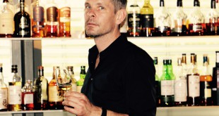Jens Oelkrug mit Nosing-Whiskyglas