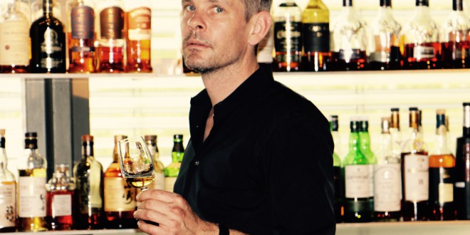 Jens Oelkrug mit Nosing-Whiskyglas