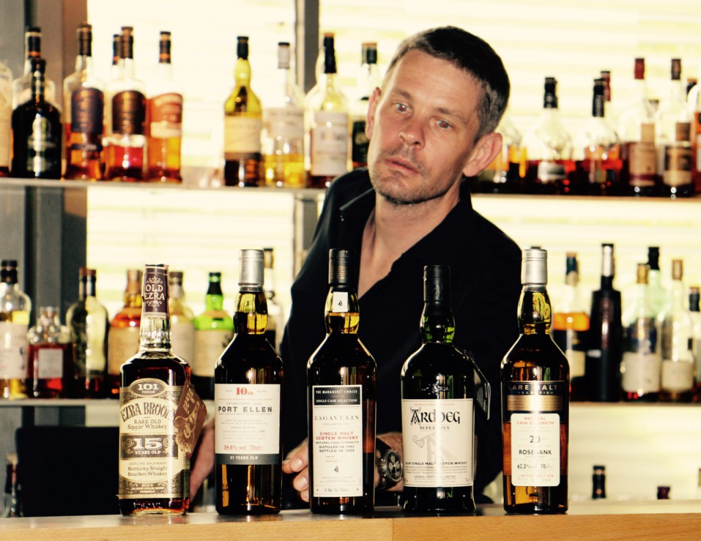 Jens Oelkrug mit seinen Lieblingssorten Whisky