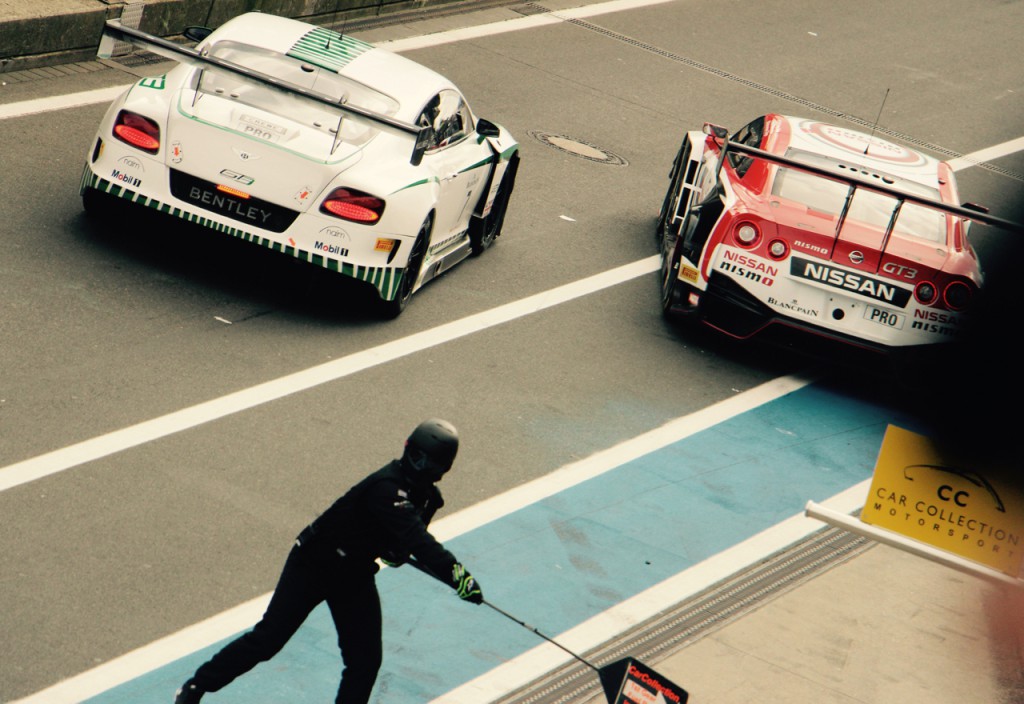 Bentley und Nissan GT-R an der Box, Nürburgring 2015