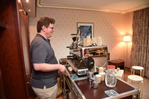 Bryston-Mann Heinrich Schläfer ist eigentlich Tonmeister, aber im Nebenberuf ein Kaffee-Gott. Bei Bryston (AVI Tech) klang es nicht nur gut, hier schmeckte es auch total lecker. (Foto: R. Vogt=
