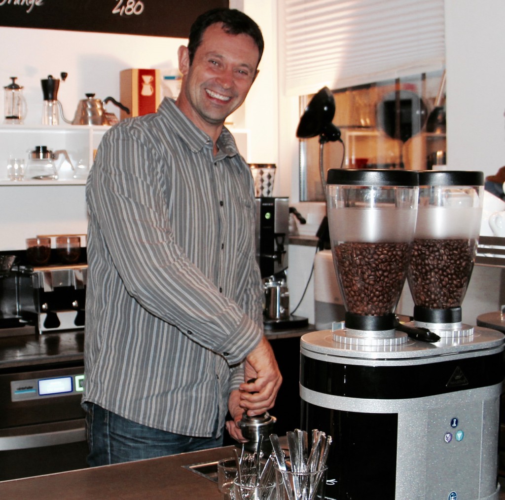 Barista Bono beim Stopfen des Siebträgers für Espresso