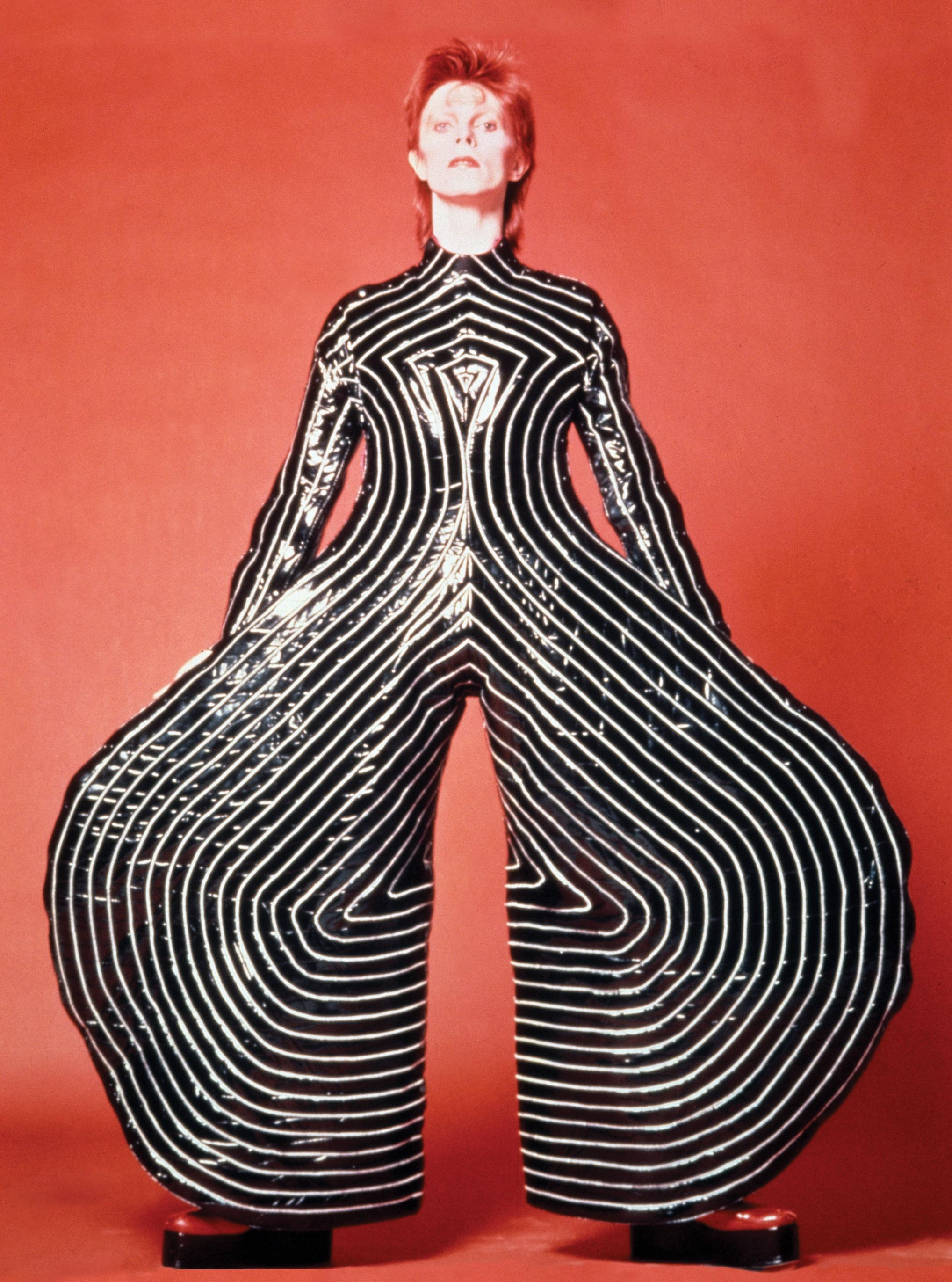 David Bowie im psychodelischen Anzug