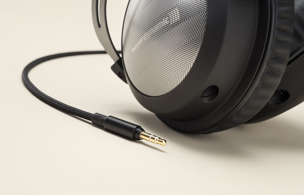 T5p-2nd-Generation-close-up-cable-with-headphone_01