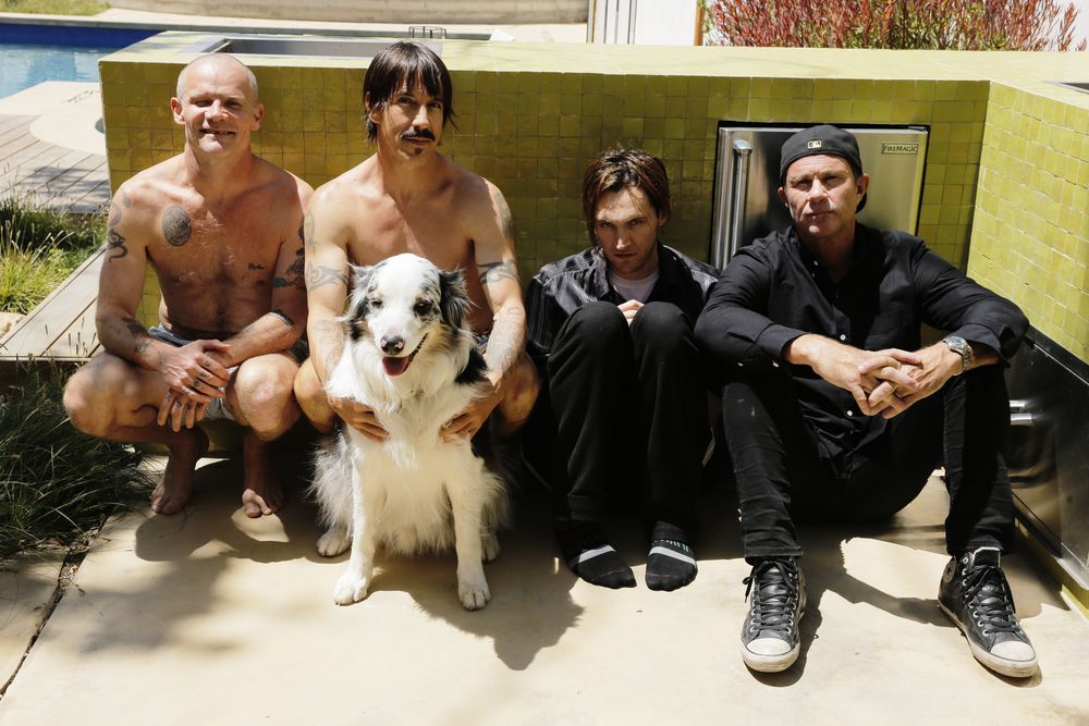 Red Hot Chili Peppers The Getaway: Promo Gruppenbild mit Hund
