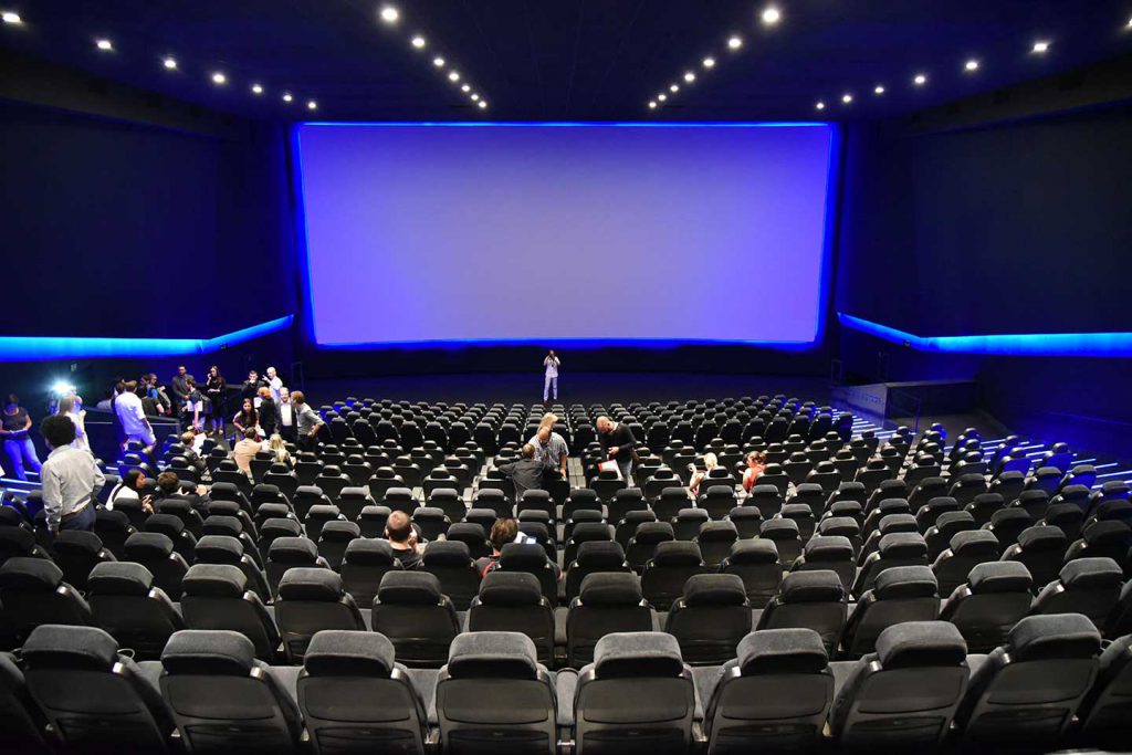 Dolby Cinema Cineplexx Salzburg Saal leer mit neutraler Leinwand