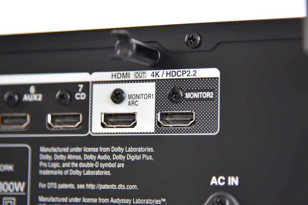 Denon AVR-X2300W Dtailansicht HDMI-Ausgänge