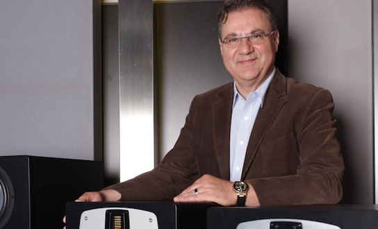 Dr. Thomas Frohn hinter einer Phalanx aktiver EVE Audio Monitore