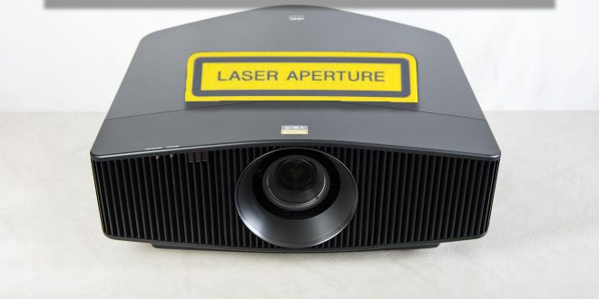 Sony VPL-VW760ES: Der Highend-Heimkino-Projektor mit Laser-Licht und echter 4K-Auflösung, 14.990 Euro (Foto: R. Vogt)