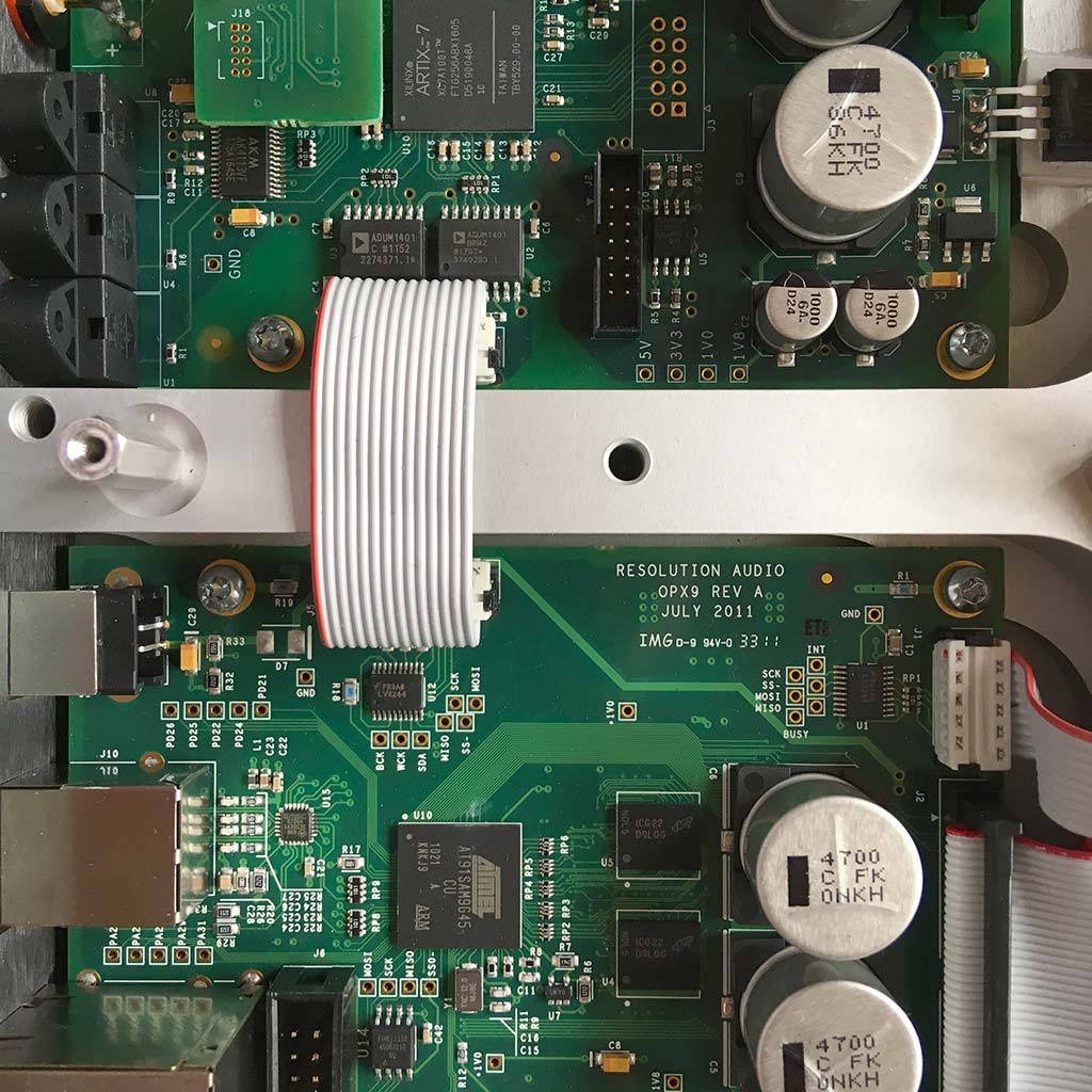Sauber getrennt: Die Platine für die Netzwerk- und USB-Schnittstellen (oben) sitzt in einer separaten Kammer und beherbergt einen ARM-Mikroprozessor mit dem Cantata-Betriebssystem Center (Foto: B. Rietschel)