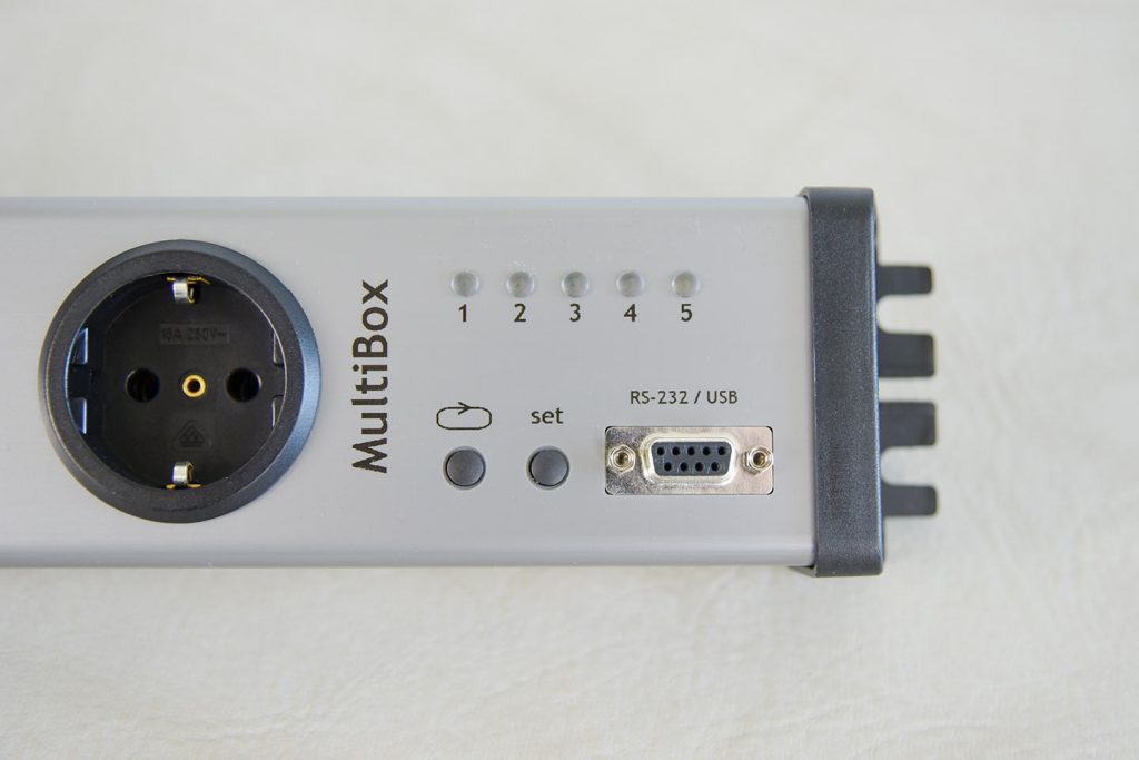 Steckdose mit verzögerter Einschaltung: Antrax "MultiBox-pro seri" Statusanzeigen und Schnittstelle (Foto: R. Vogt)