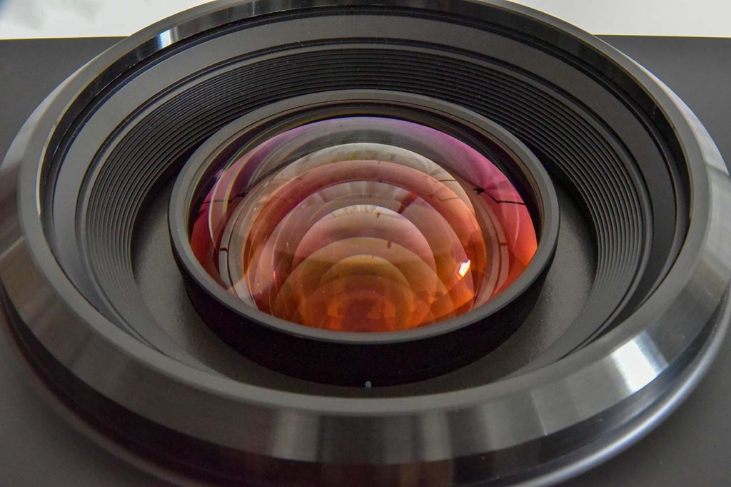 JVC DLA-NX9: Das Riesen-Objektiv ist knackscharf und erlaubt 100% Lensshift (Foto: R. Vogt)