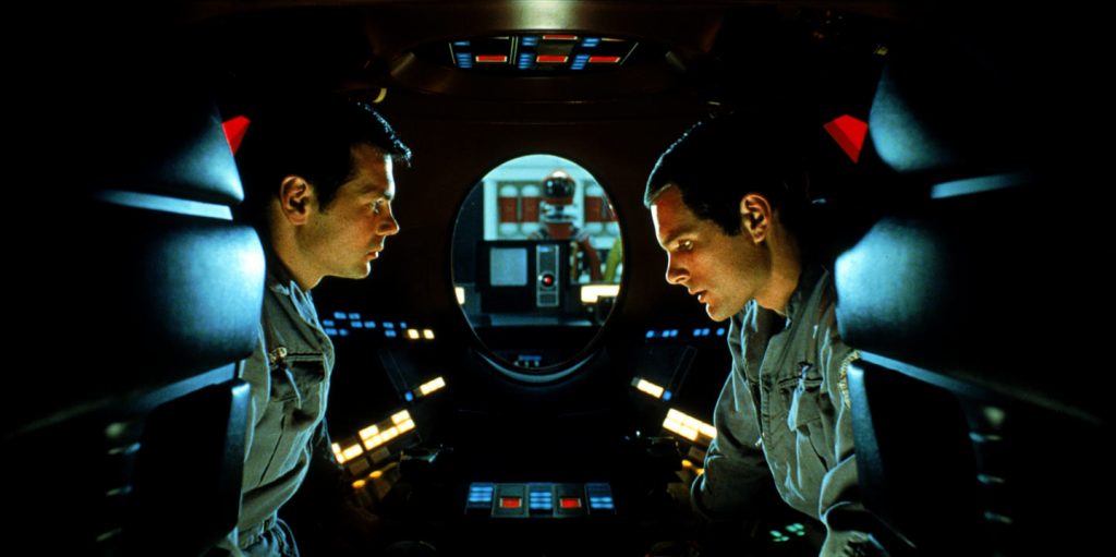 Die beiden Astronauten wollen etwas vor HAL verheimlichen (Foto: Warner Home Video)