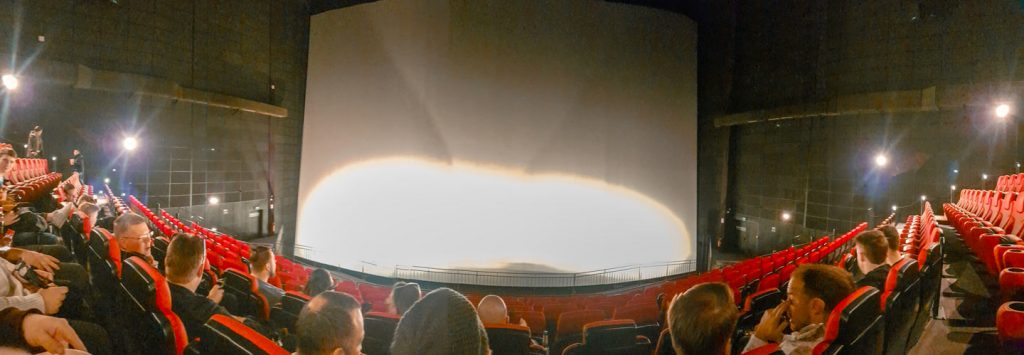 IMAX Sinsheim: Saal mit der Riesenleinwand und Stadium-Seating (Foto: R. Vogt)