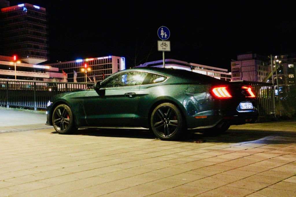 Ford Mustang Bullitt bei Nacht in Stuttgart