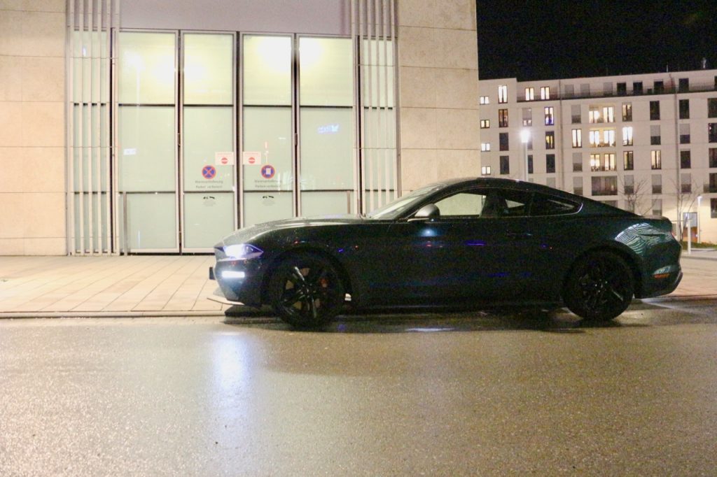 Ford Mustang Bullitt bei Nacht