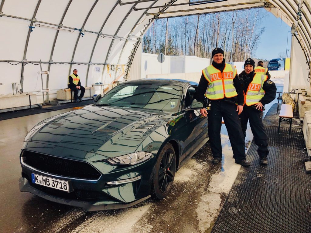 Ford Mustang Bullitt trifft Polizei