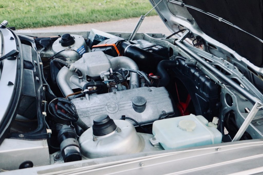 Motor des BMW 318i Baur TC1 von 1982