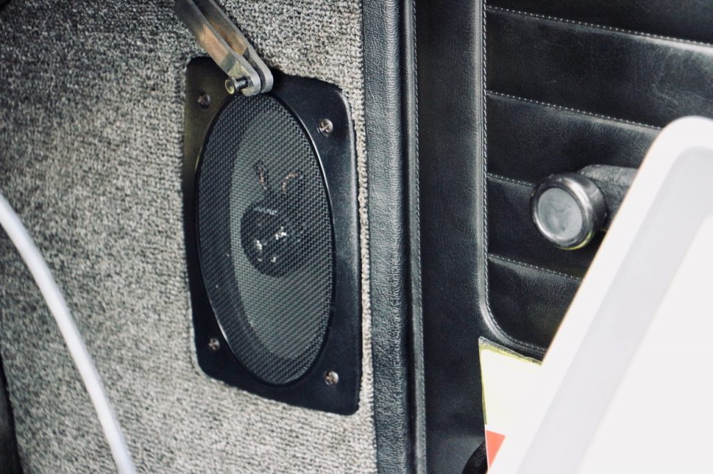Alpine-Lautsprecher mit Abdeckgitter vom Porsche 911 im BMW 3er ermöglichen besseren HiFi-Sound in einen Oldtimer für ein klines Geld