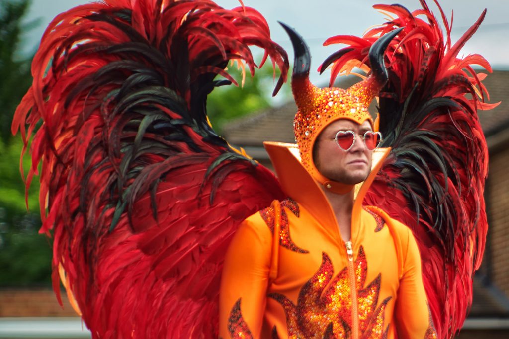 Elton John Rocketman: Schriller Paradiesvogel (Foto: Paramount Pictures)