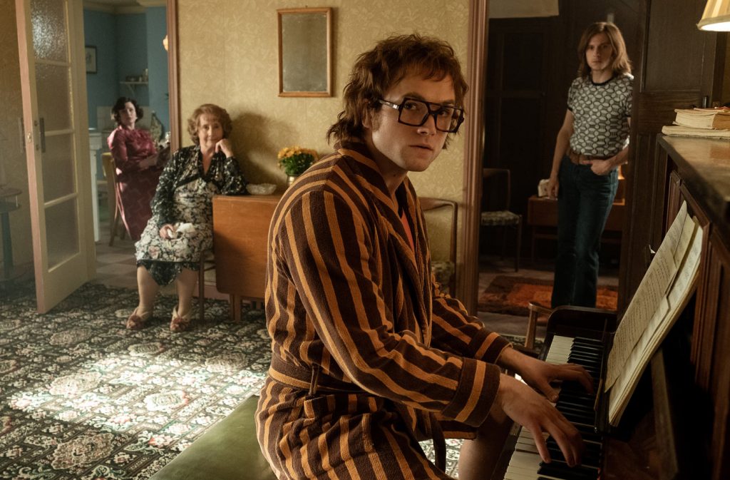 Bernie und Elton proben und wohnen in Mamas Haus (Foto: Paramount Pictures)