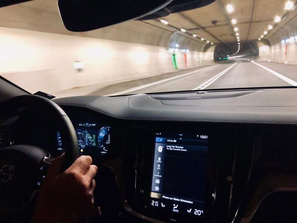 Volvo S60 im Tunnel