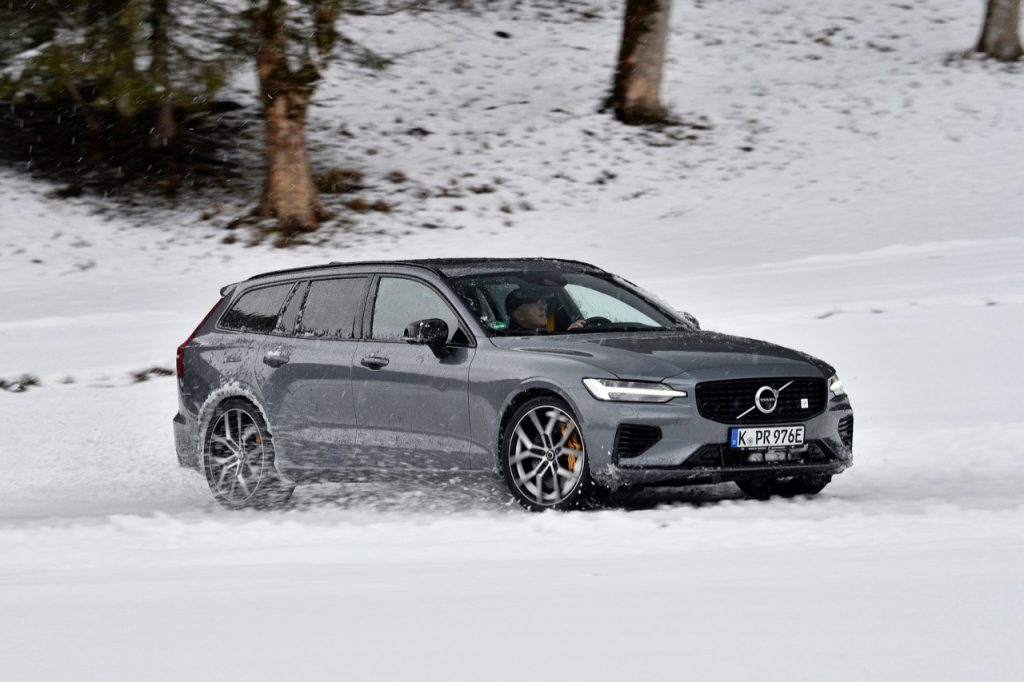 Volvo V60 T8 Poleastar Engineered auf Schnee im Drift