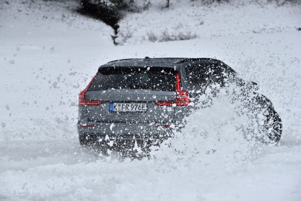 Volvo V60 T8 Poleastar Engineered auf Schnee im Drift