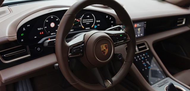 16,8-Zoll-Curved-Display des Porsche Taycan
