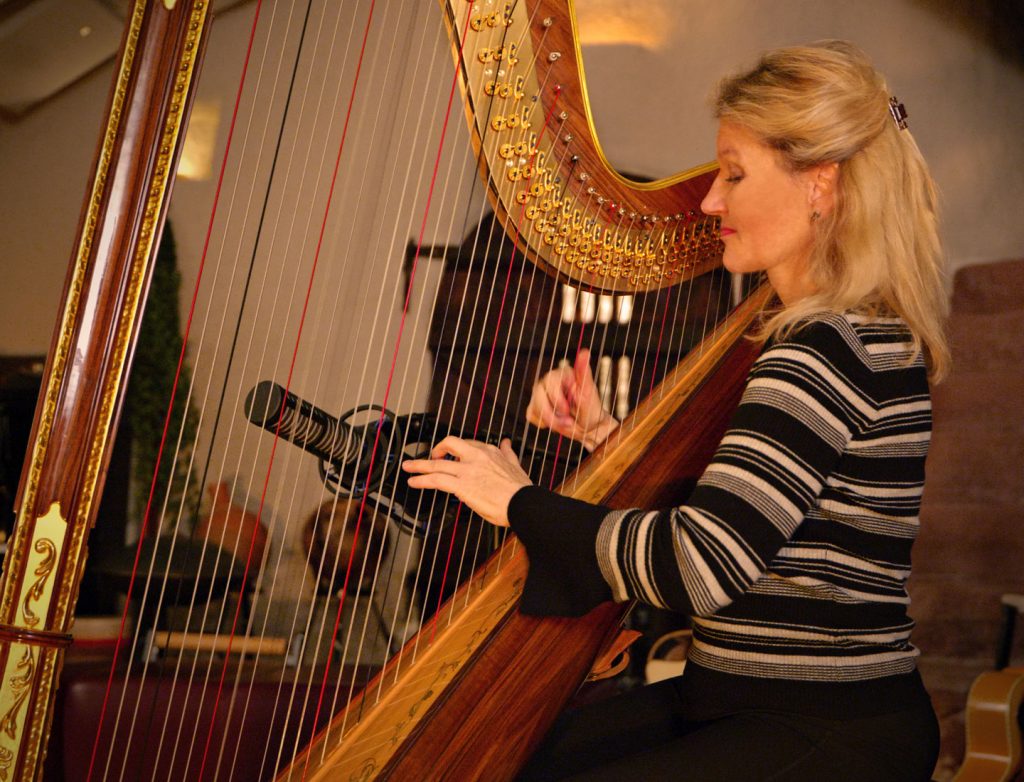 Ulla van Daelen mit Harfe
