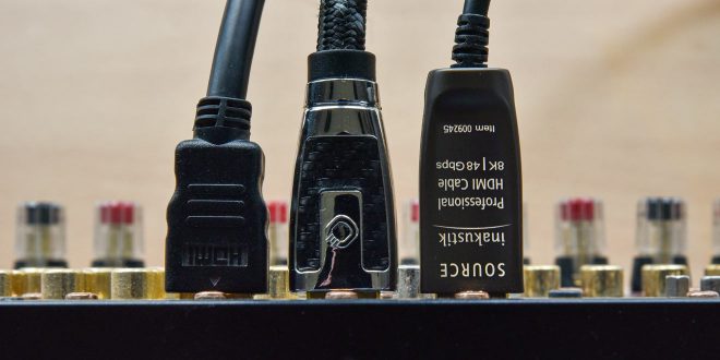 Versuch macht klug: Klingt ein Lichtwellenleiter-HDMI-Kabel wie das in-akustik Profi HDMI 2.1 LWL (r.) besser als Kupferkabel? (Foto: R. Vogt)