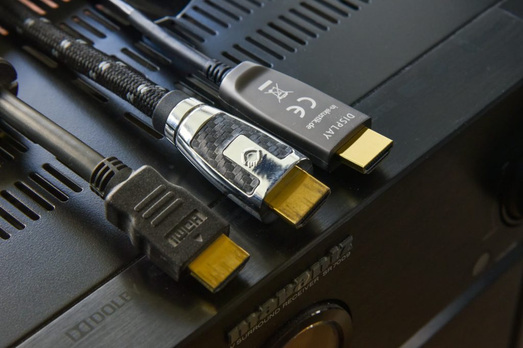 HDMI-Kabel-Trio: gutes Beipackkabel (l.), Oehlbach Carb Connect MKII (m.) und in-akustik Profi HDMI 2.1 LWL (r.) (Foto: R. Vogt)