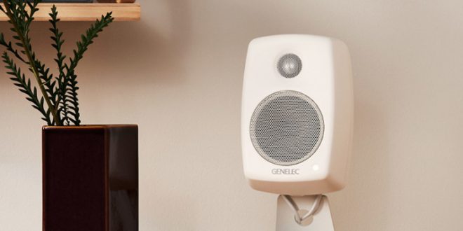 Genelec G One auf Schreibtisch