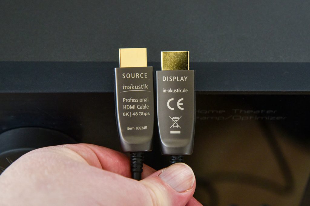 Achtung: Richtung beachten! in-akustik Profi HDMI 2.1 LWL (r.) besser als Kupferkabel? (Foto: R. Vogt)