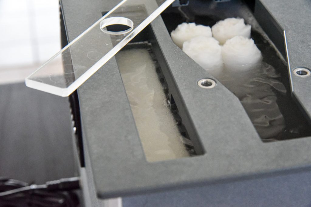 Clever: The overflow is also used for level control and the water runs back filtered through the sponge (Photo: R. Vogt)