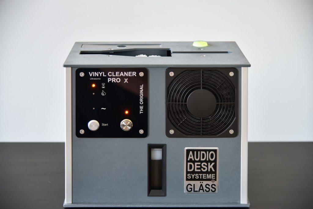 "Audio Desk Systeme Gläss Vinyl Cleaner Pro X" wäscht und trocknet vollautomatisch und nutzt rotierende Bürsten plus Ultraschall zur Reinigung (Foto: R. Vogt)