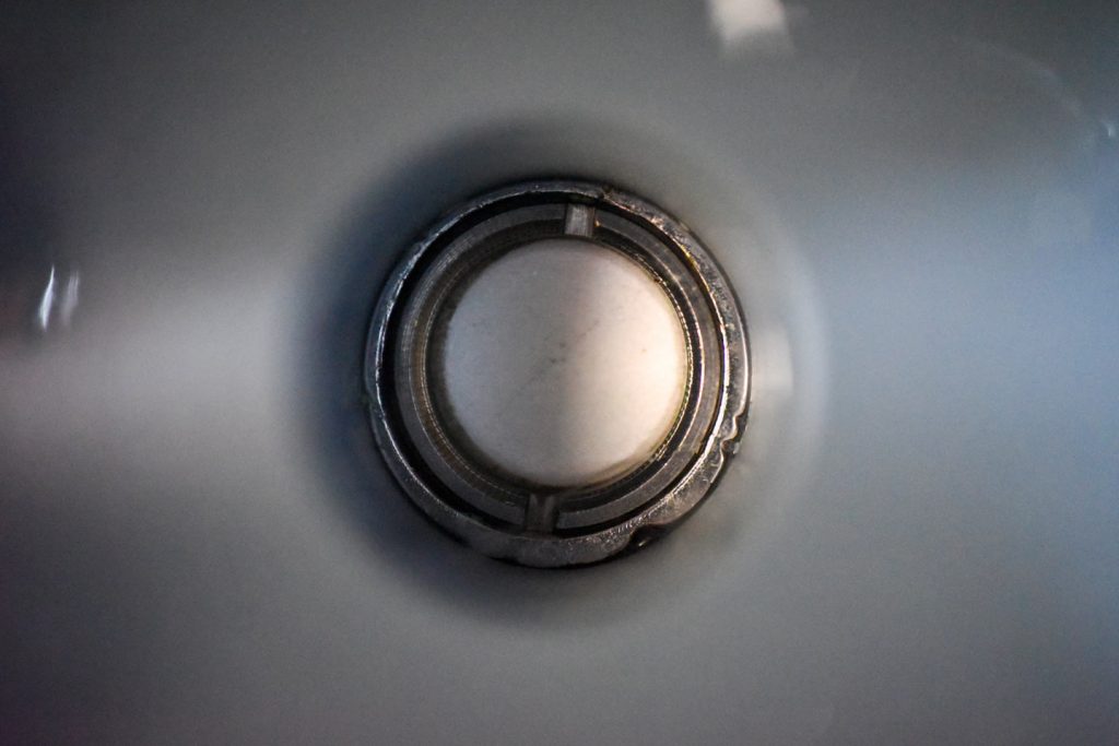 Der Ultraschall-Emitter tief im Boden des Waschbehälters (Foto: R. Vogt)