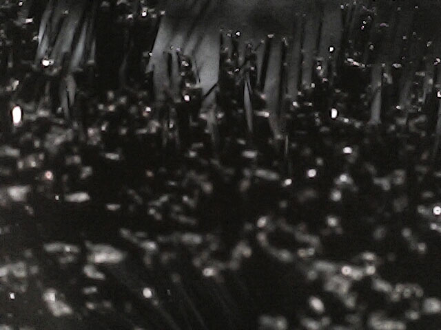 Unter dem Mikroskop: die hauchdünnen, extrem dichten Carbonfasern die fast so weich wie Katzenfell sind (Foto: R. Vogt)