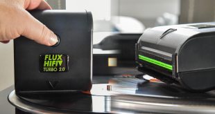 Flux Hifi Turbo 2.0: Ein Minihandsauger mit Kohlefaserbürste kriegt jeden Krümel aus der Rille. 299 Euro (Foto: R. Vogt)