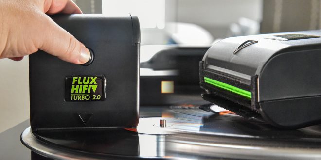 Flux Hifi Turbo 2.0: Ein Minihandsauger mit Kohlefaserbürste kriegt jeden Krümel aus der Rille. 299 Euro (Foto: R. Vogt)