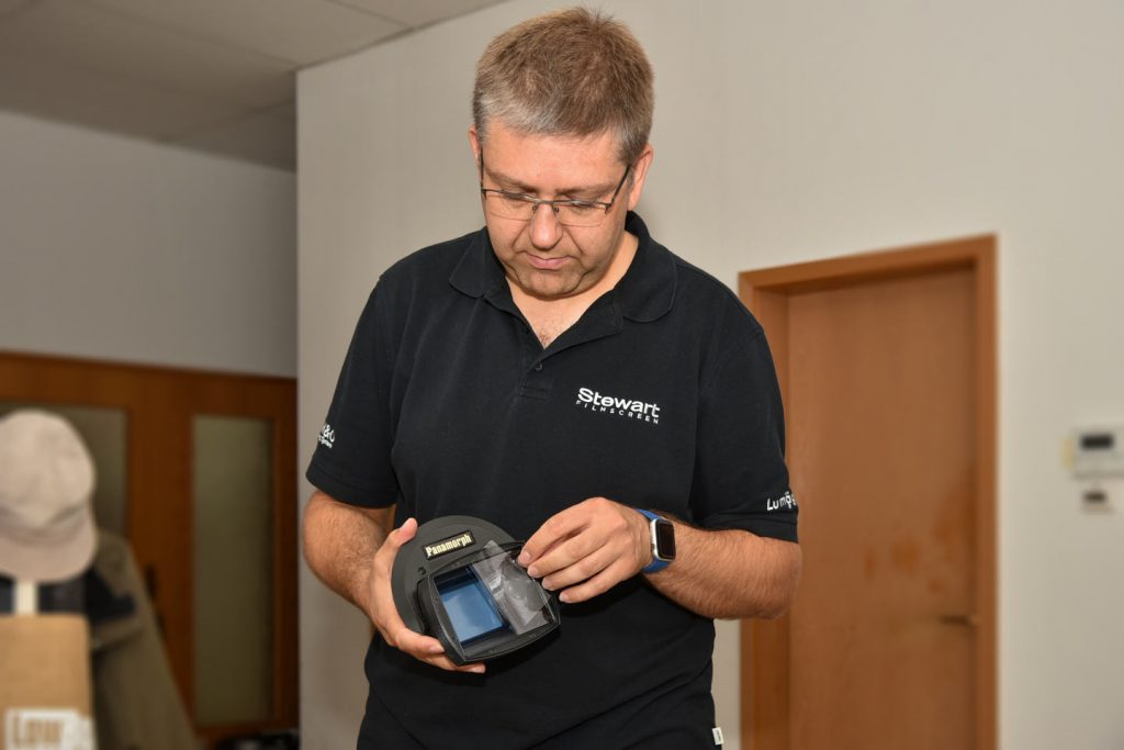 Ralf Lulay vom Vertrieb Screen Professional demonstriert den Panamorph Paladin DCR J1 (Foto: R. Vogt)