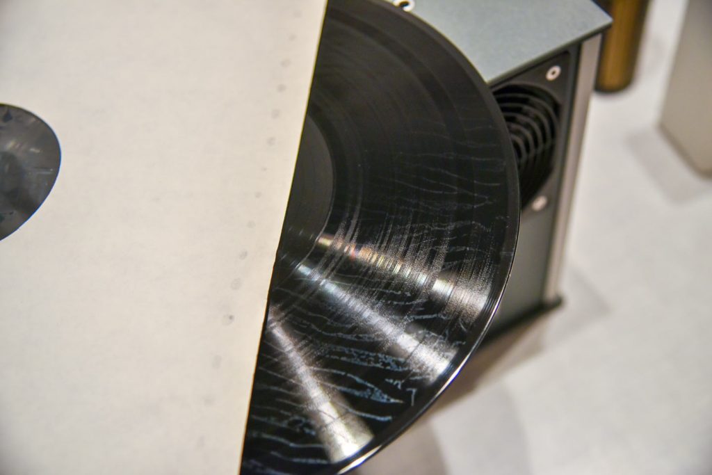 Gefahr aus dem Kunststoff: Phthalat (Weichmacher) diffundiert aus der Hülle in das Vinyl (Foto: R. Vogt)