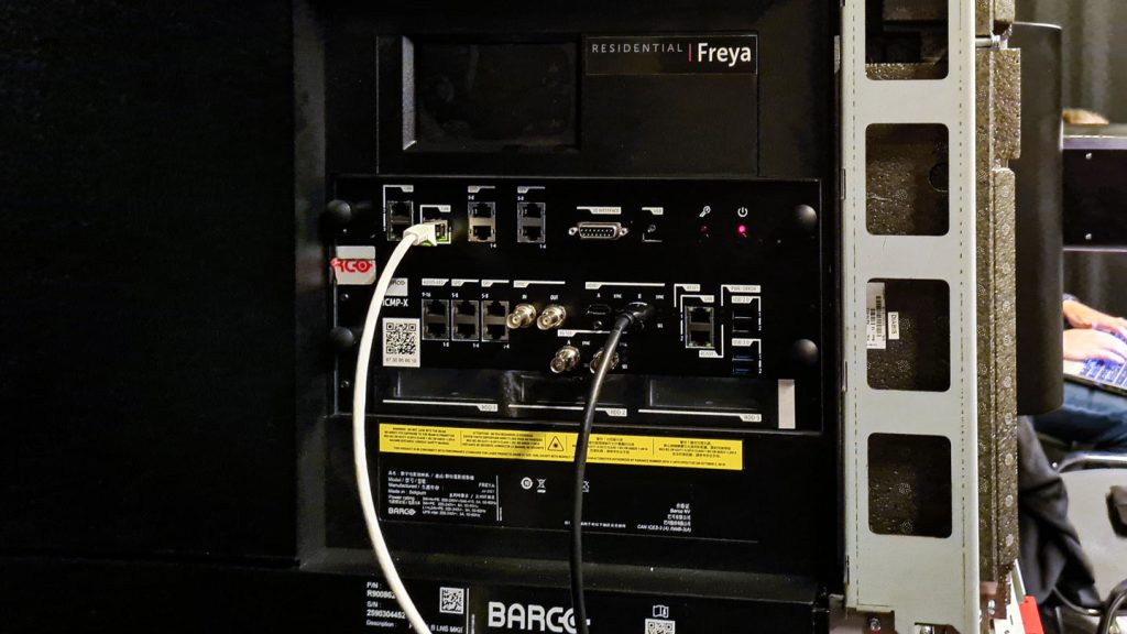 Barco Freya mit DCI-Server, SDI- und HDMI-Eingängen (Foto: R. Vogt)