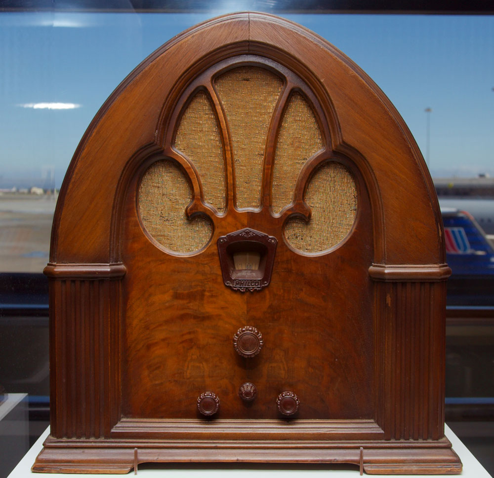 JBL_4_Philco_90_Cathedral_Radio_1930_Wiki.jpg