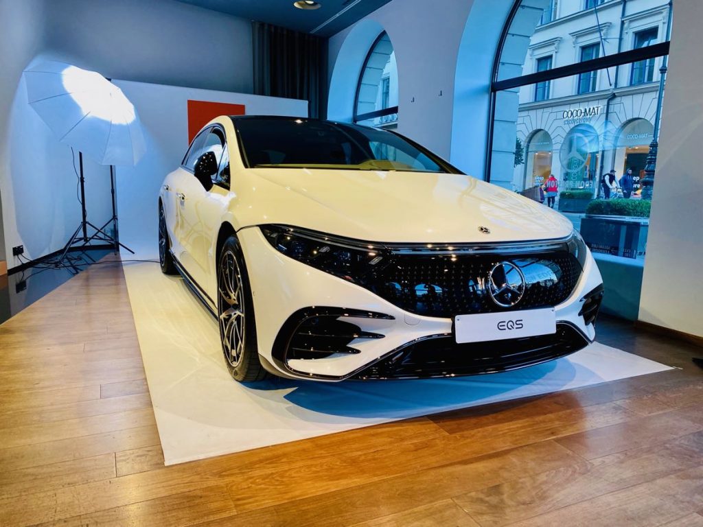 Elektrischer Mercedes EQS im Münchner Mercedes Show Room