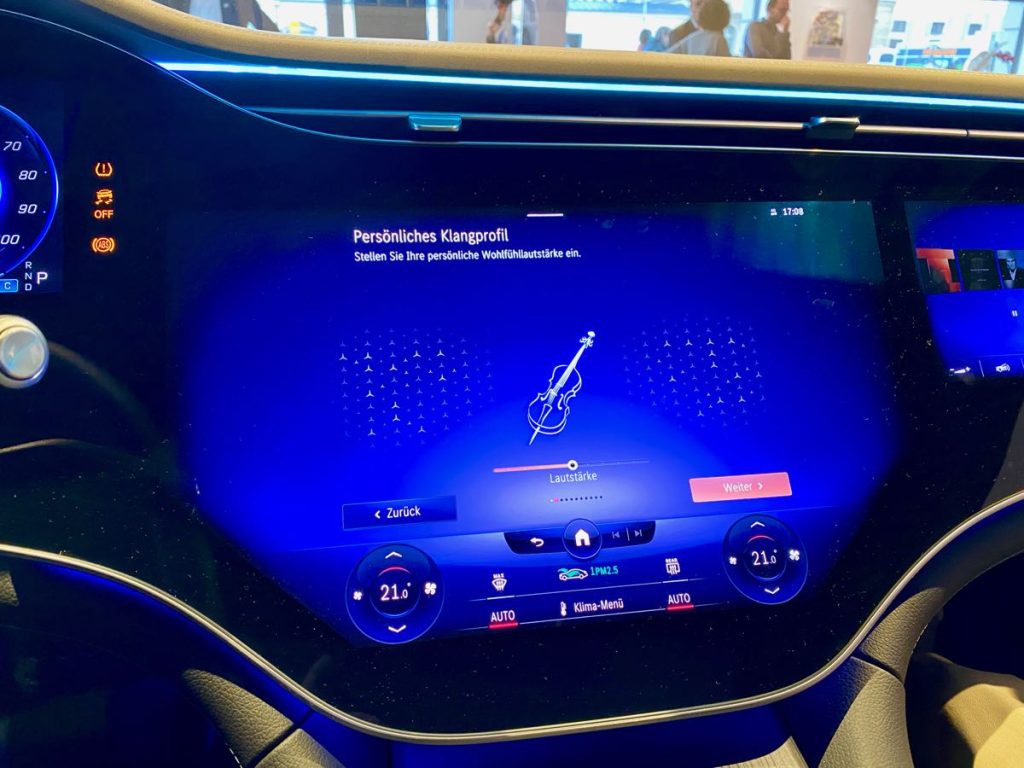 Zentral-Display des Mercedes EQS mit Dolby Atmos Surround