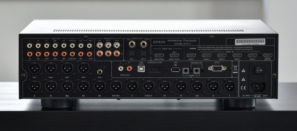Vollsymmetrisch mit bis zu vier Subwoofern, 6:2 x HDMI 2.0a mit ARC (Foto: R. Vogt)