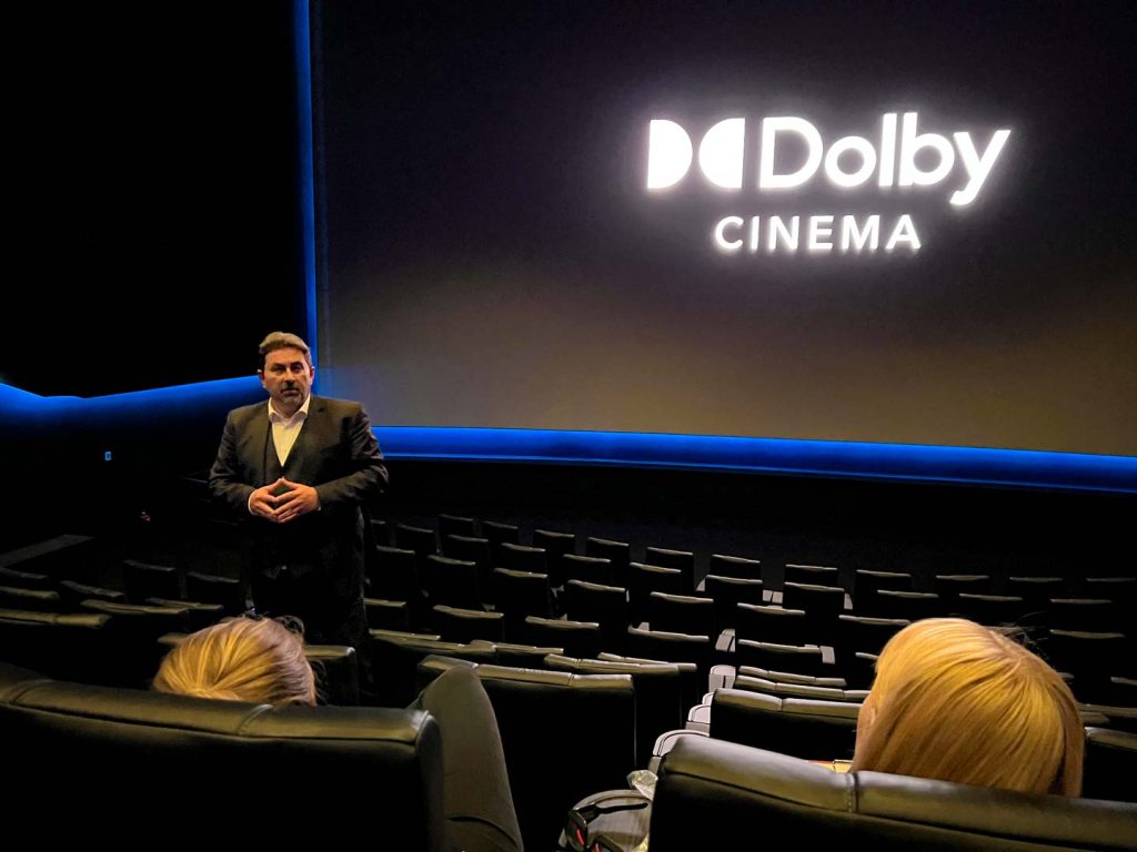 Dolbys Kinospezialist Fritz Deininger Demonstriert das Dolby Cinema (Foto F. Mischkowski)