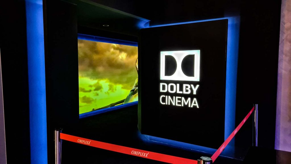 Eingang zum Saal des Dolby Cinema in Wien (Foto: R. Vogt)