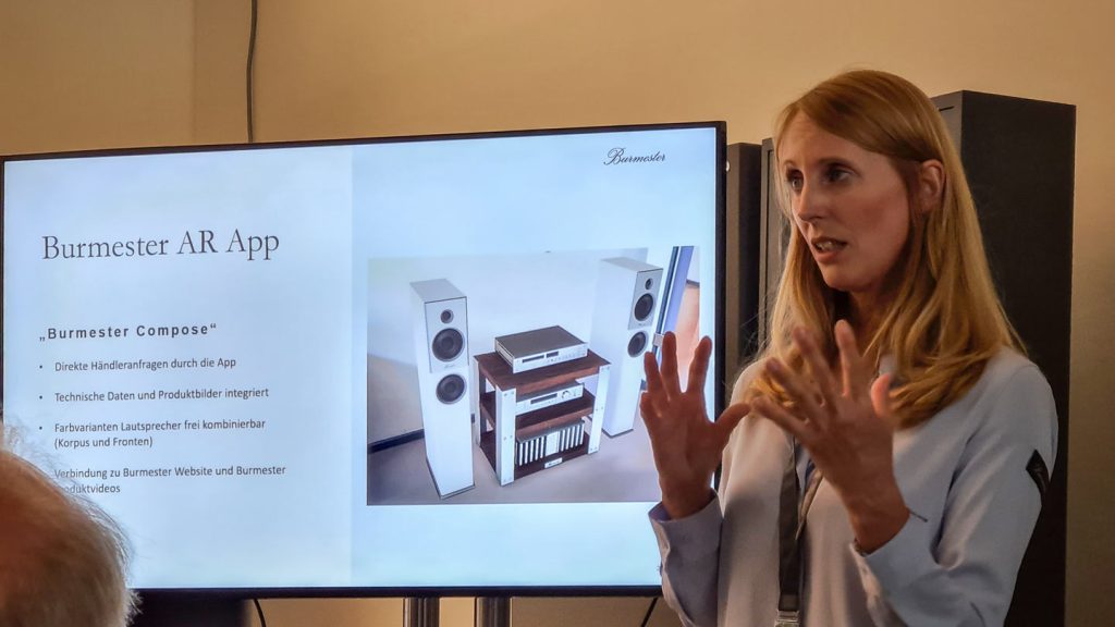 Burmesters Dina Hönge erklärt die Augmented Reality App zum Virtuellen Platzieren von Burmesteranlagen per Smartphone (Foto: R. Vogt)